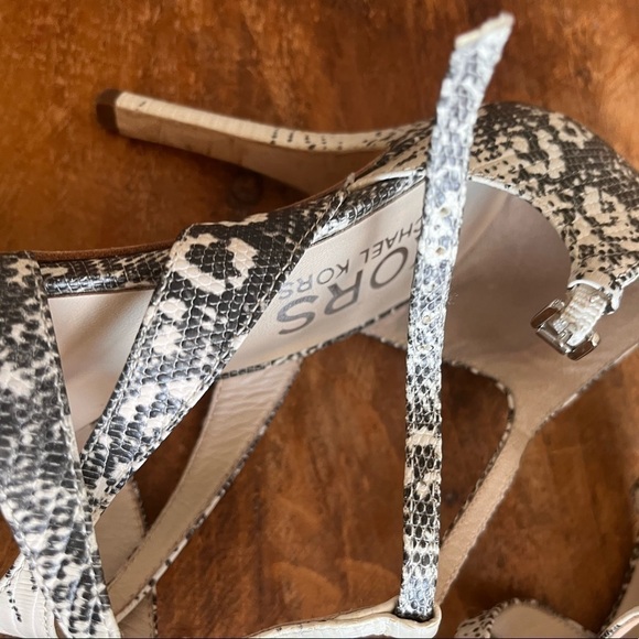 𝅺KORS by Michael kors snake print leather sandals size 91/2 - Picture 2 of 5